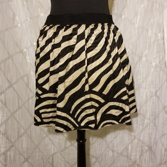 Banana Republic Silk Geometric Skirt Womens Size 2 Black Cream Preppy - Picture 2 of 6